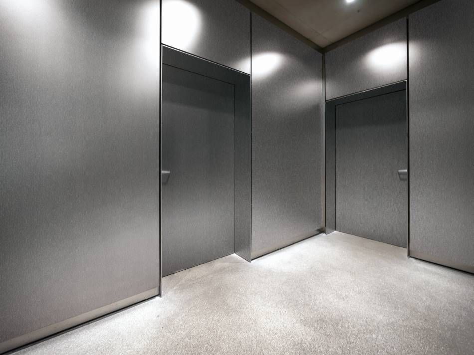 Nowoczesne wnętrze z dwiema szarymi drzwiami i oświetleniem