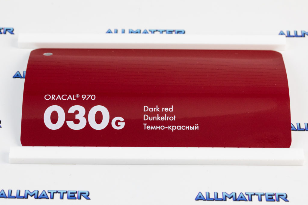 Folia samochodowa Oracal 970 w ciemnoczerwonym kolorze 030G