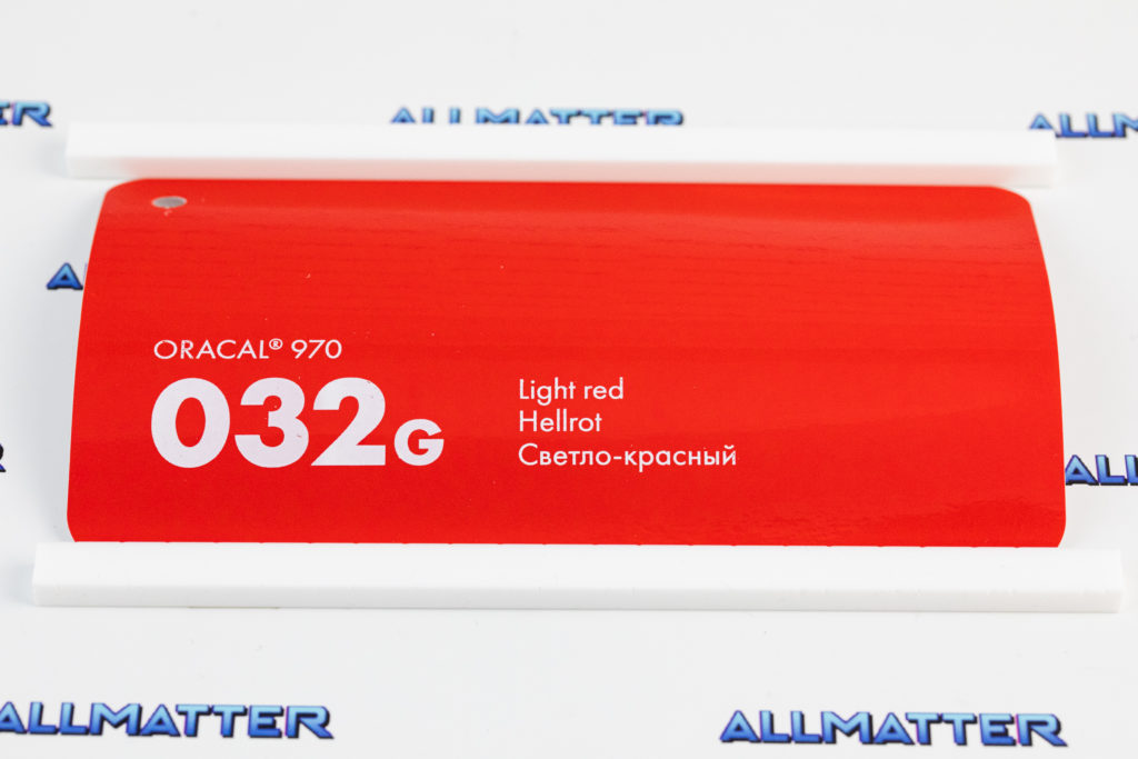 Folia samochodowa Oracal 970 w odcieniu jasnoczerwonym 032G