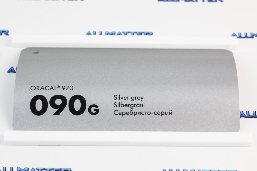 Folia samochodowa Oracal 970 w kolorze szarym srebrnym 090G